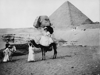 De Sfinx en de Piramide van Cheops, ca. 1904 door English Photographer